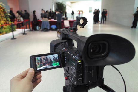 是請(qǐng)熟人還是攝像師團(tuán)隊(duì)幫忙拍婚慶會(huì)場(chǎng)